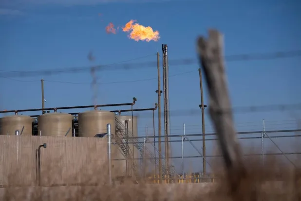 حرق غاز طبيعي فائض في حقل بحوض بيرميان بالقرب من أوديسا تكساس (رويترز)
