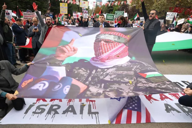 متظاهرون أتراك يحملون صورة «أبو عبيدة» خلال زيارة وزير الخارجية الأميركي السابق أنتوني بلينكن لأنقرة في نوفمبر 2023 (أ.ف.ب)