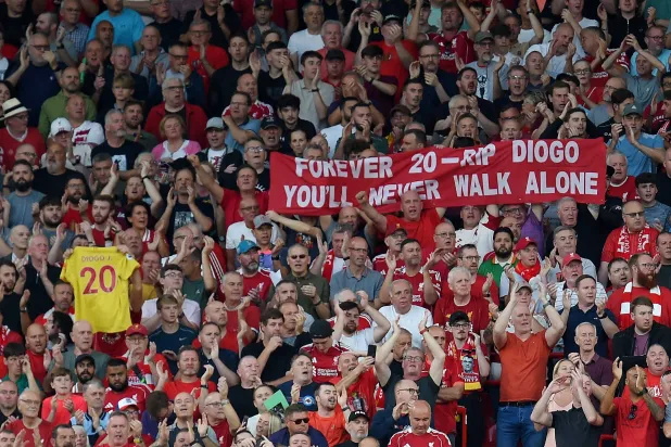 جماهير ليفربول رأت في الأمر محاولة لتقليد نشيدهم الخالد «لن تسير وحدك» (رويترز) 