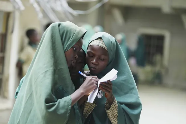 طالبات بمدرسة «مؤسسة المستقبل الإسلامية» في مايدوغوري بنيجيريا يراجعن دروسهن خلال فترة الاستراحة يوم الخميس 24 يوليو 2025 (أ.ب)