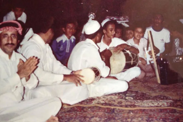 عمر العطاس في صباه يعزف على آلة المرواس (من أنواع الطبول) في سن الـ14 من عمره (فرقة أبو سراج)