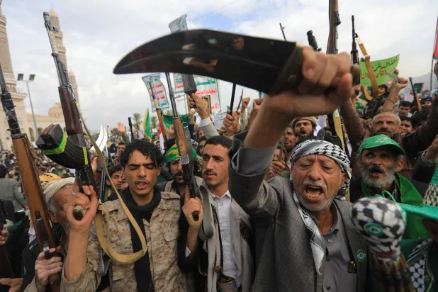 أتباع الحوثيين يشعرون بالصدمة جراء استهداف إسرائيل لحكومتهم الانقلابية (أ.ف.ب)