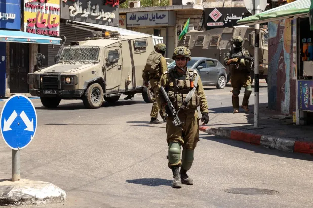 جنود إسرائيليون خلال دورية في مدينة رام الله بالضفة الغربية (أ.ف.ب)