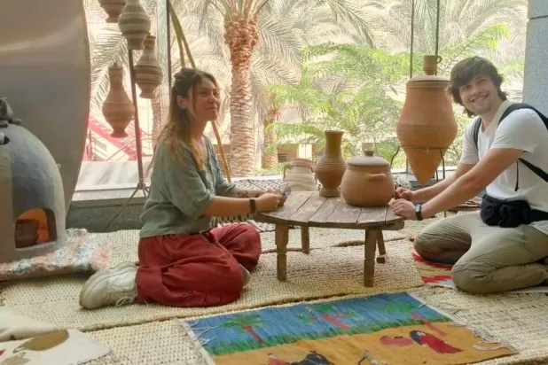 احتفاء الزوار بالمنتجات المحلية التراثية داخل المتحف (الشرق الأوسط)