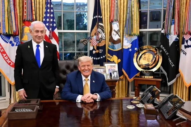 الرئيس الأميركي دونالد ترمب وإلى جانبه رئيس الوزراء الإسرائيلي بنيامين نتنياهو في المكتب البيضاوي (أرشيفية - د.ب.أ)