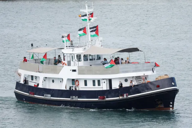 قارب ضمن «أسطول الصمود العالمي» كما شوهد من ميناء برشلونة (رويترز)