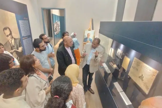 طارق الطاهر وضيوف الاحتفال خلال افتتاح معرض «من الاغتيال إلى الرحيل» (صندوق التنمية الثقافية)