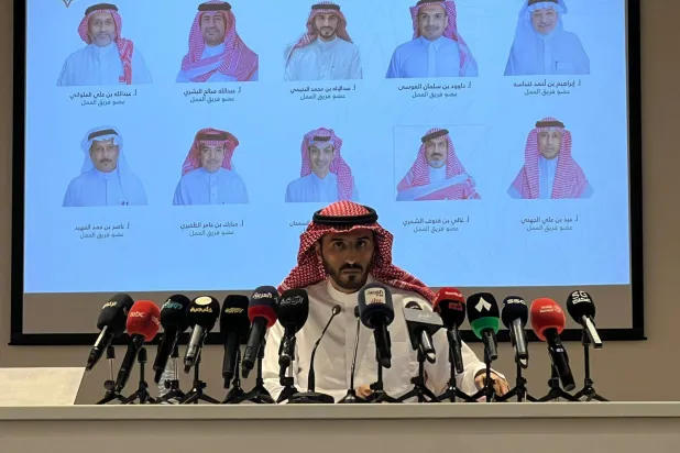 عبد الإله النجيمي متحدثاً في المؤتمر الصحافي (الشرق الأوسط) 