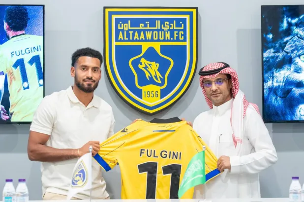 بدر الغنام رئيس النادي مع لاعب خط الوسط الفرنسي أنجيلو فولوجيني (نادي التعاون) 