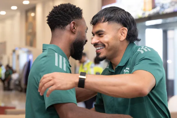 الناصر يعانق زميله مهند الشنقيطي قبل مغادرة بعثة المنتخب السعودي إلى التشيك (المنتخب السعودي)
