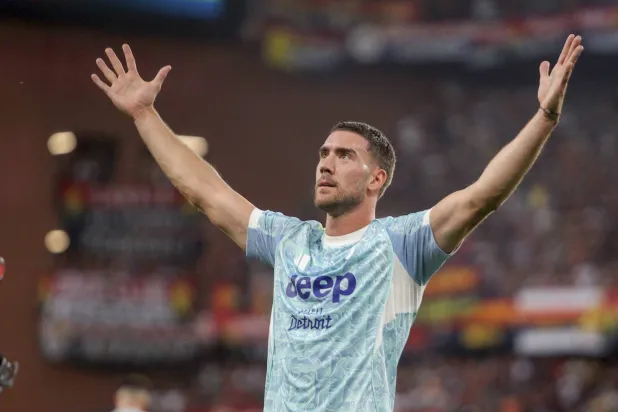 الصربي دوشان فلاهوفيتش يحتفل بفوز يوفنتوس (أ.ب)