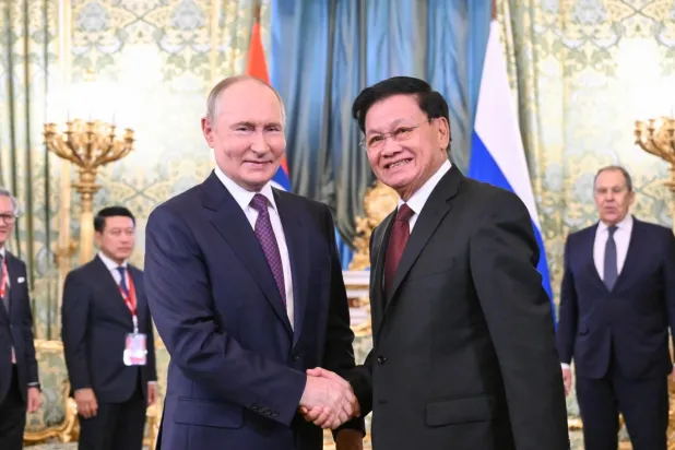 Putin ve Sisoulith, diplomatik ilişkilerin 65. yıldönümünde bir araya geldi (Rusya Devlet Başkanlığı Ofisi)