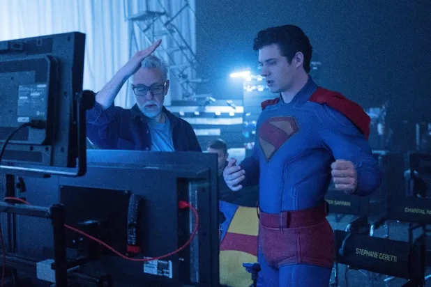 James Gunn ve David Corenswet, Superman'in setinde (AP)