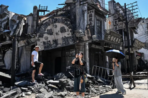 Film setinde şehir, harabeye dönmüş şekilde tasvir ediliyor (AFP)