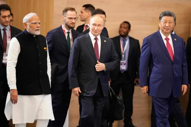 Hindistan Başbakanı Narendra Modi, Rusya Devlet Başkanı Vladimir Putin ve Çin Devlet Başkanı Xi Jinping, 23 Ekim 2024'te Rusya'nın Kazan kentinde düzenlenen BRICS zirvesinde. (AFP))
