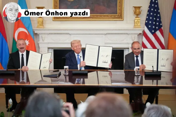 ABD Başkanı Donald Trump, Azerbaycan Cumhurbaşkanı İlham Aliyev ve Ermenistan Başbakanı Nikol Paşinyan, Beyaz Saray'da imzalanan barış anlaşmasının ardından kameralara poz verirken, 8 Ağustos 2025 (AFP)