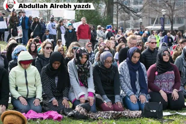 Georgia eyaletinin Atlanta şehrinde Müslümanlar ve mülteciler için düzenlenen dinler arası bir toplantıda, Kurtarıcı Luther Kilisesi'nde kılınan namaza katılan tüm inançlardan ve dinlerden insanlar, 4 Şubat 2017 (AFP)