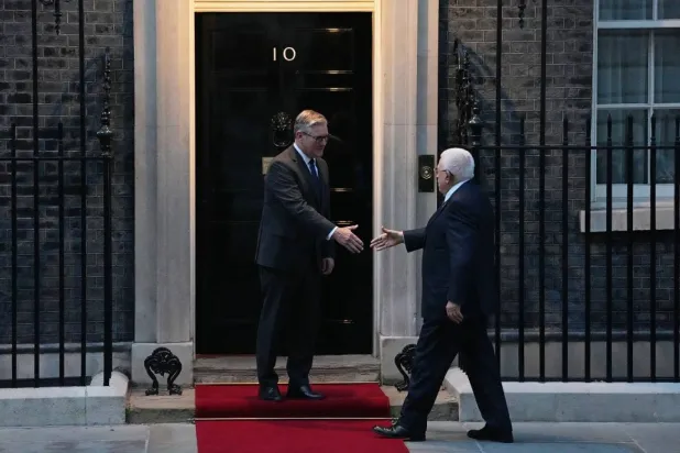 İngiltere Başbakanı Keir Starmer, Londra'daki Başbakanlık konutu Downing Street 10 numaraya görüşmeye gelen Filistin Devlet Başkanı Mahmud Abbas'ı karşılarken, 8 Eylül 2025 (AFP)