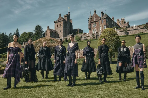 لقطة جماعية على خلفية قلعة درامون التي أقيم فيها العرض (تصوير سام كوبلاند)