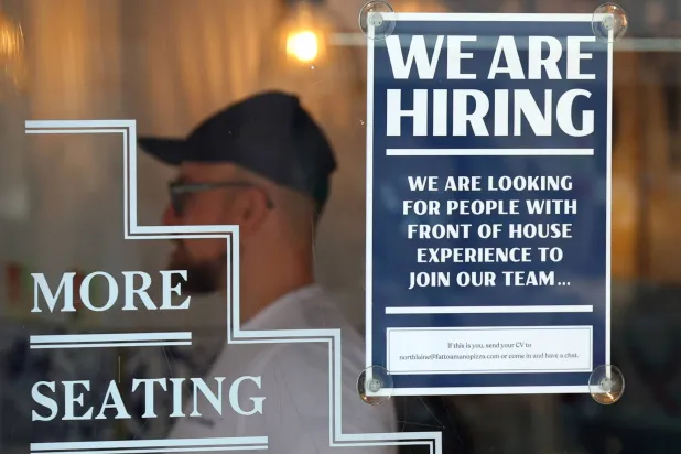 مطعم يعلن عن وظائف في برايتون ببريطانيا (أرشيفية - رويترز)