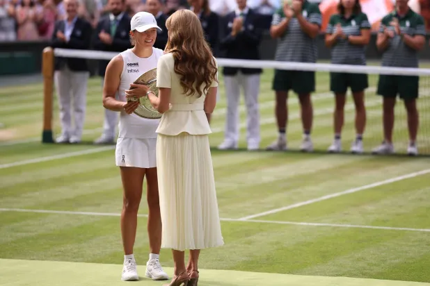 أميرة ويلز تسلم كأس دورة ويمبلدون للبولندية إيغا شفيونتيك (أ.ف.ب)