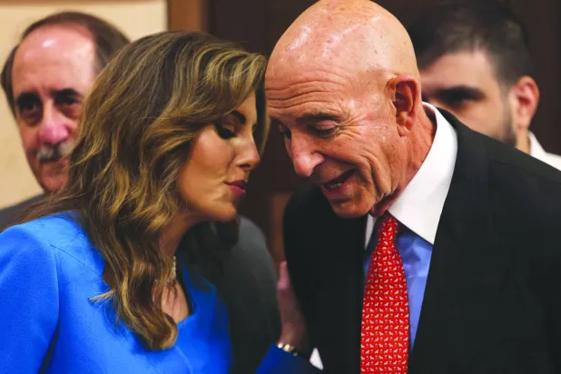 المبعوث الأميركي توم برّاك ونائبته إلى الشرق الأوسط مورغان أورتاغوس في بيروت (أ.ف.ب)