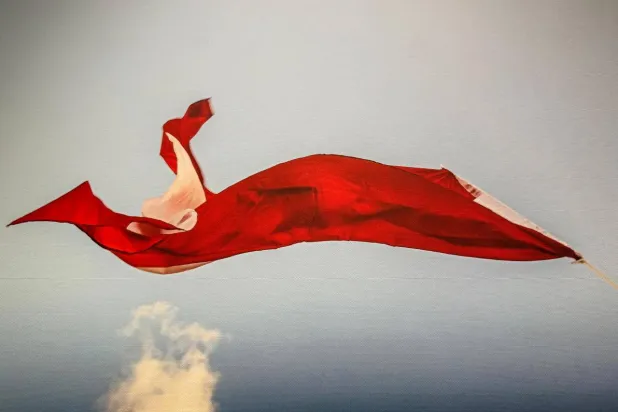 مدينة تتشظّى في الانفجار لكنّ عدسة الكاميرا تعيد لها ملامحها (كارمن يحشوشي)