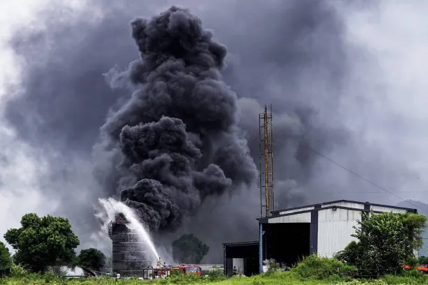 رجال الإطفاء يخمدون النيران في خزان نفط مشتعل على مشارف أجمر الهند (أ.ف.ب)
