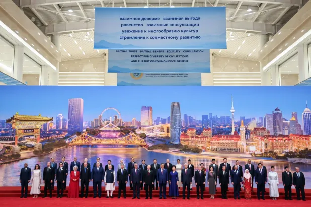 صورة تذكارية للمشاركين في قمة منظمة شنغهاي للتعاون في مدينة تيانجين الصينية (أ.ف.ب)