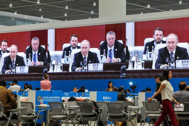 كلمة الرئيس الروسي فلاديمير بوتين في القمة المنعقدة بمدينة تيانجين الصينية تُعرض على شاشة بالمركز الصحافي (رويترز)