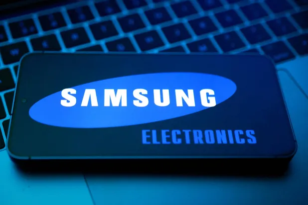 A Samsung Electronics logo appears in this illustration taken August 25, 2025. REUTERS/Dado Ruvic/Illustration