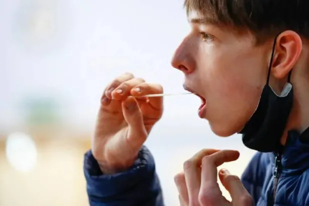 المسحة يُمكنها الكشف عن الأطفال المصابين بمرض خطير بالقلب (رويترز)