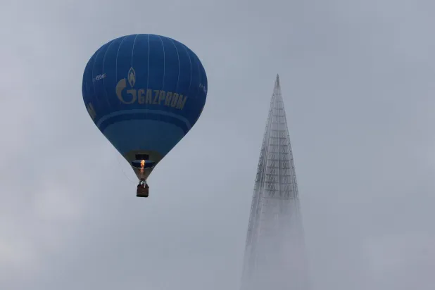 منطاد هواء ساخن يحمل شعار «غازبروم» يحلق أمام برج لاختا سنتر خلال مهرجان للطائرات بسانت بطرسبرغ (رويترز)