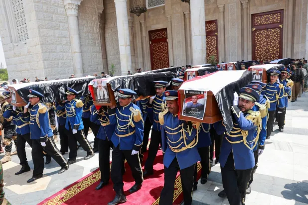 الحوثيون يشيّعون في صنعاء رئيس حكومتهم ووزراءه القتلى في ضربة إسرائيلية (رويترز)