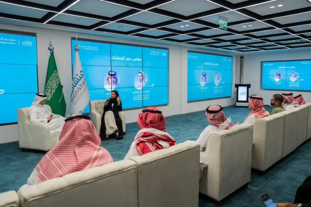 إحدى الجلسات الحوارية التي تنظمها «منشآت» (منصة إكس)