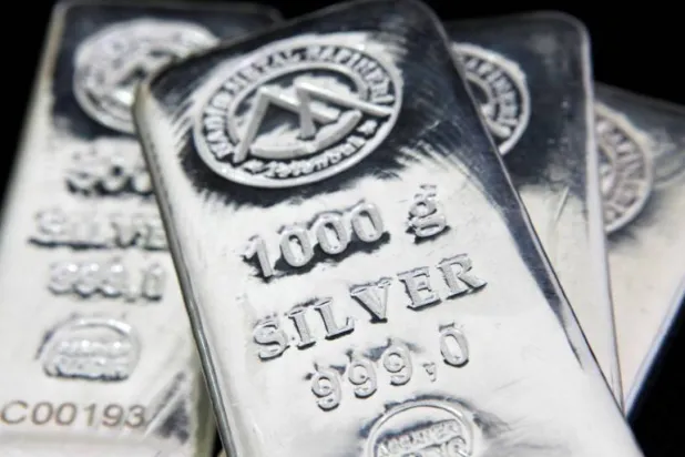 سبائك فضة بوزن ألف غرام في «مصفاة» للمعادن الثمينة بإسطنبول (رويترز)
