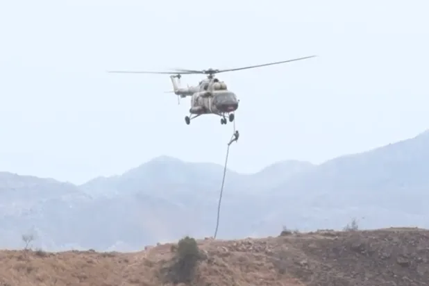 جندي يهبط من مروحية مي 7 تتبع الجيش الباكستاني مستخدما حبل خلال إحدى التدريبات (لقطة من فيديو للجيش الباكستاني) 