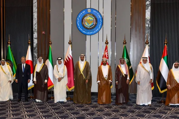 وزراء خارجية مجلس التعاون الخليجي ووزير الخارجية الياباني في لقطة جماعية قبل الاجتماع الوزاري المشترك الثاني بين مجلس التعاون الخليجي واليابان (كونا)