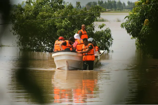مسؤولو الإنقاذ يُجلون المتضررين من ارتفاع منسوب مياه الفيضانات في نهر سوتليج في منطقة ملتان بإقليم البنجاب بباكستان في 1 سبتمبر 2025 (إ.ب.أ)