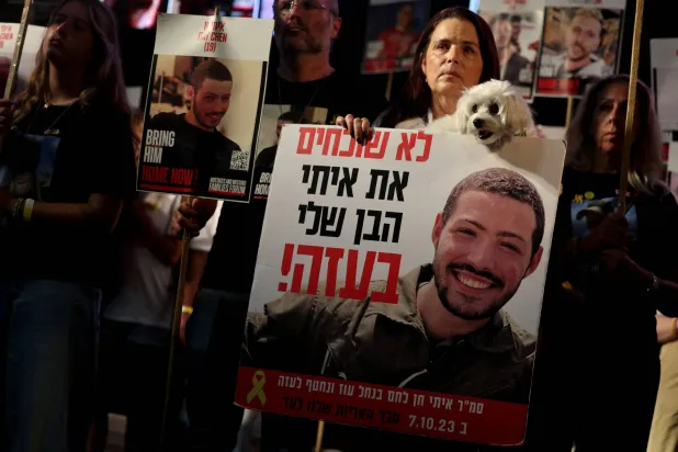 جانب من مظاهرة للمطالبة بإطلاق سراح الرهائن وإبرام اتفاق سلام في غزة (رويترز)