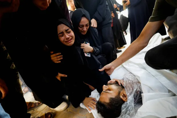 فلسطينيون يشيعون قتلى سقطوا بنيران إسرائيلية خلال انتظارهم للحصول على مساعدات غذائية بمدينة غزة السبت (رويترز)