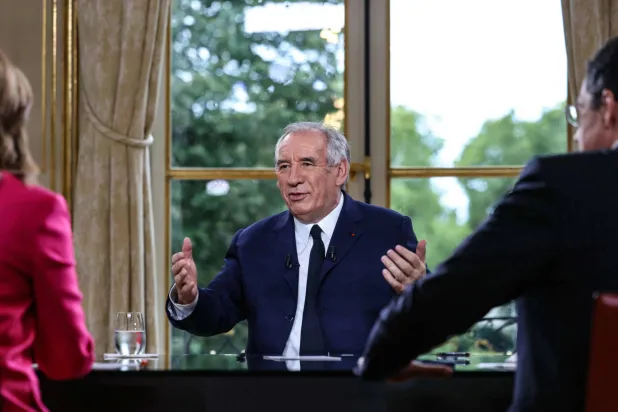 رئيس الوزراء الفرنسي فرنسوا بايرو يتحدث مع الصحافيين خلال مقابلة تلفزيونية (أ.ف.ب)