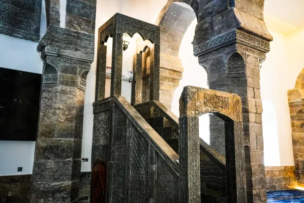 منبر الجامع الذي ألقى فيه أبو بكر البغدادي كلمته الشهيرة عام 2014 (رئاسة الوزراء)