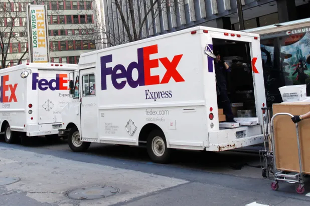 أحد فروع «فيديكس» (رويترز)