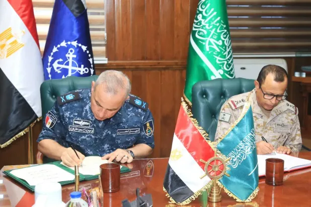 Suudi Arabistan Deniz Kuvvetleri Komutanı ile Mısır Deniz Kuvvetleri Komutanı, deniz güvenliğini desteklemek için iş birliği protokolü imzaladı. (Mısır Ordu Sözcüsü)