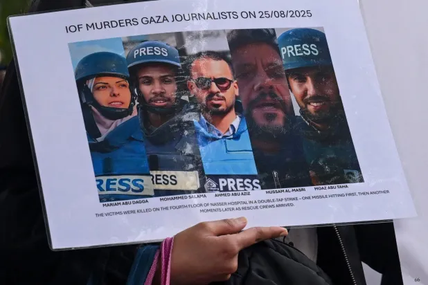 الصحافيون الخمسة الذين قضوا في القصف الإسرائيلي على مجمع ناصر الطبي وهم من اليسار: مريم أبو دقة، محمد سلامة، أحمد أبو عزيز، حسام المصري ومعاذ أبو طه (رويترز)