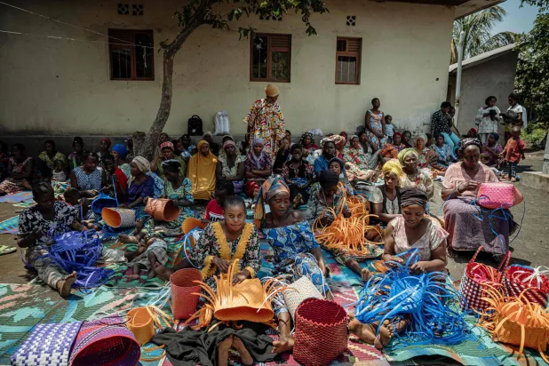 نساء ينسجن السلال خلال زيارة المفوض السامي للأمم المتحدة لشؤون اللاجئين فيليبو غراندي لمخيم للنازحين في ساكي شرق جمهورية الكونغو الديمقراطية 29 أغسطس 2025 (أ.ف.ب)