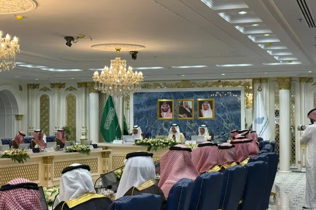 الحقيل مجتمعاً مع القطاع الخاص في مقر اتحاد الغرف السعودية (الشرق الأوسط)