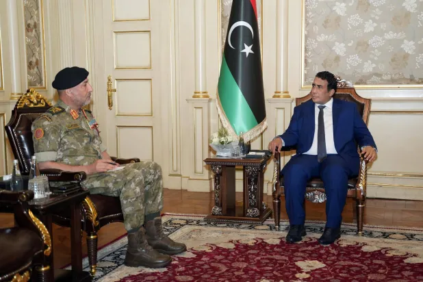 رئيس المجلس الرئاسي الليبي محمد المنفي مستقبلاً رئيس الأركان العامة الفريق أول محمد الحداد الاثنين (المجلس الرئاسي الليبي)