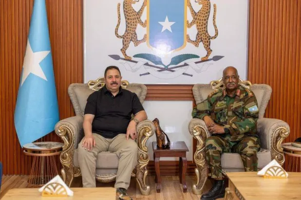 الأمين العام للقيادة العامة للجيش الصومالي يستقبل وفداً من القوات المسلحة المصرية